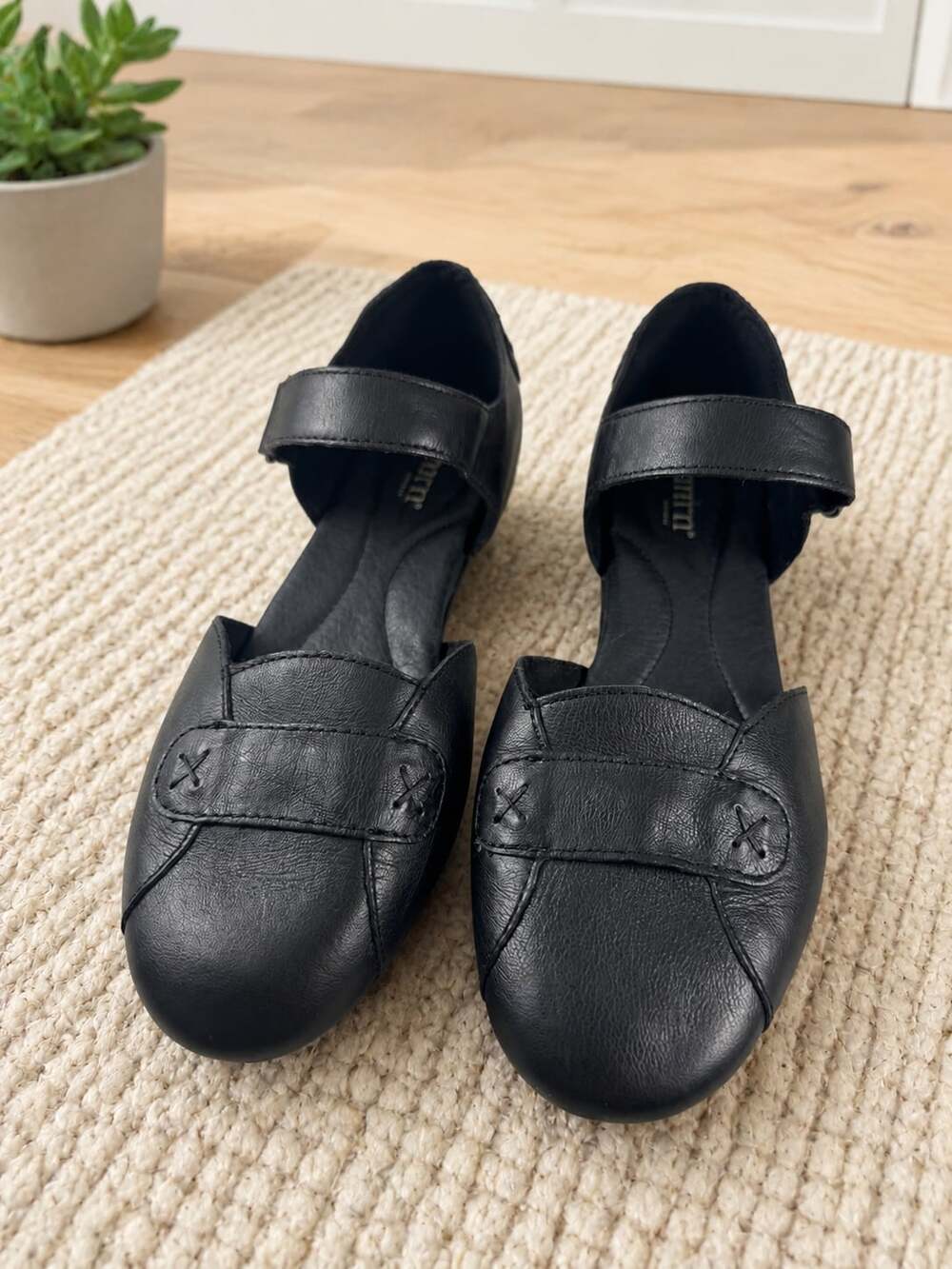 Born Women’s Black Leather Mary Jane Comfort Flats Hook & Loop Shoes Size 8M